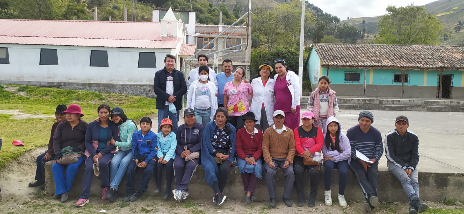 Equipo médico y comunitario de FUNSALUD reunido con familias durante una jornada de salud preventiva
