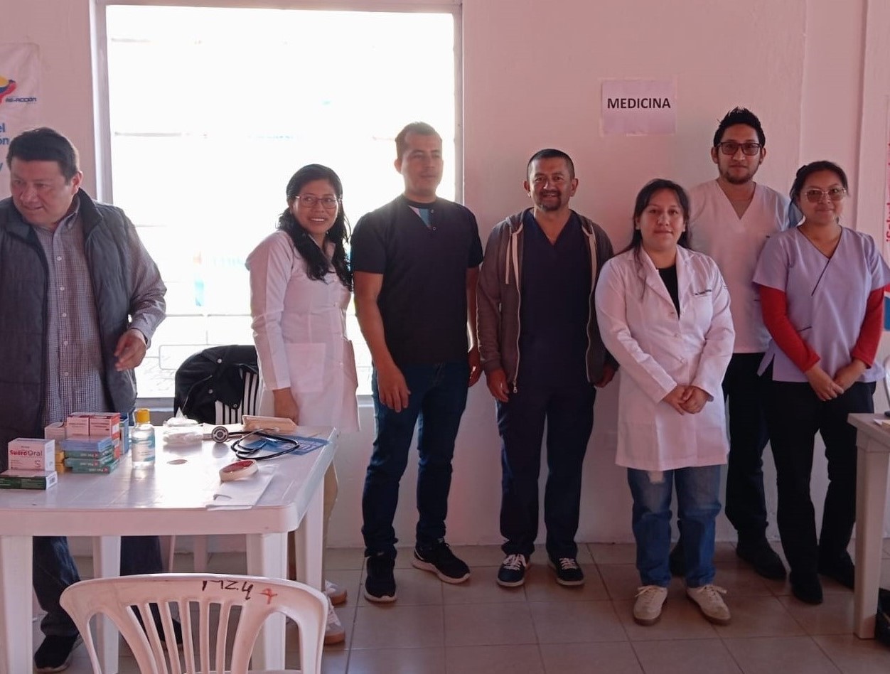 Equipo médico de FUNSALUD en una jornada de atención comunitaria en una posta de salud